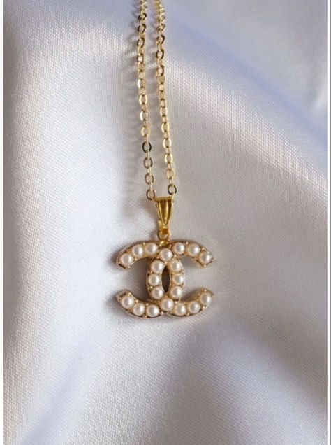 Designer Buttons, Pearl Logo, Chanel Pearl, Jewellery Business, Avon Vintage, Chanel Necklace, Chanel Pearls, Gold Chanel, Chanel Logo