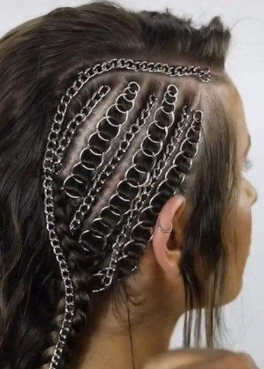 Gold Chain Hairstyle, Hairstyles With Chains, Chains In Hair, Hair Chain Hairstyles, Chain Hairstyles, Chain Braids, Amazing Hair Styles, Chain Link Braid, Egyptian Hairstyles