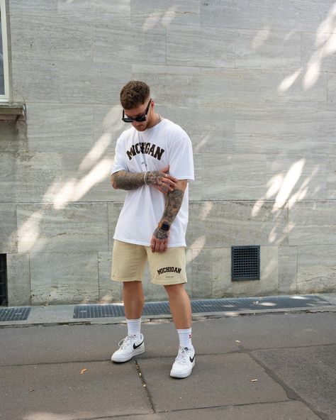 Outfits Con Short Hombre, Shorts And Sneakers Outfit, Crew Socks Outfit, Mens Street Style Summer, Denim On Denim Looks, Outfits Men Streetwear, Mens Photoshoot Poses, Gym Attire, Mens Summer Outfits