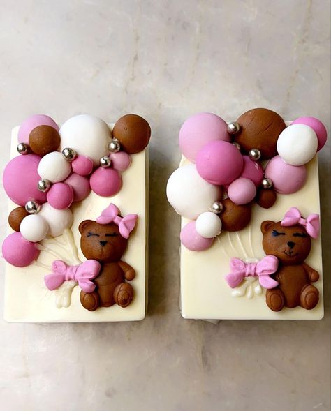 Teddy baby shower Rice Krispies Rice Crispy Pops, Baby Shower Chocolate, Bear Baby Shower Theme, Rice Crispy, Baby Bear Baby Shower, Chocolate Treats, Party Treats, Baby Shower Theme, Krispie Treats