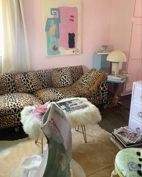 Haute eclectic bohemian chic vintage glam regro maximalism Grandmillenial eccentric punk artistic creatove colorful art deco mid century modern leopard cheetah sofa furniture pink walls Leopard Sofa, Leopard Print Bedroom, Light Pink Rooms, 80’s Decor, Colorful Art Deco, Art Deco Mid Century Modern, Downtown Loft, Happy Room, Art Deco Mid Century