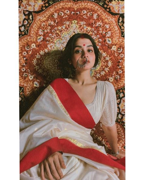 Bengali Woman Aesthetic, Bold Photoshoot Indoor, Agomoni Photoshoot, Kajal Photos, Red And White Saree, Saree Shoot, Bengali Saree, Saree Painting Designs, Pencil Creative