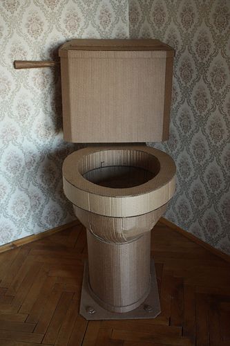 Cardboard Toilet Cardboard Toilet, Cardboard Dollhouse, Recycled House, Diy Barbie House, Dollhouse Bathroom, Cardboard Box Crafts, Doll Furniture Diy, Dollhouse Miniatures Diy, Cardboard House