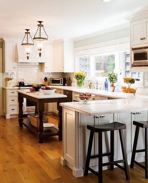 Make the windows an integral part of the traditional kitchen design Narrow Kitchen Layout, Country Kitchen Lighting, Kitchen Peninsula, Narrow Kitchen, Traditional Kitchen Design, U Shaped Kitchen, Kitchen Designs Layout, Trendy Kitchen, Large Kitchen