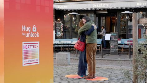 UNIQLO Debuts Hugging Machines That Dispense HeatTech Wear When You Embrace - DesignTAXI.com Uniqlo Heattech, People Hugging, Japan Technology, Interactive Marketing, Traditional Advertising, Advertising Strategies, Street Marketing, Innovative Fashion, Creative Advertising