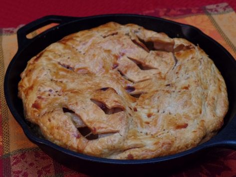 Every once in a while I get out of the kitchen and make way for my Sous-chef dishwashing mom to create something wonderful! That is exactly what happened Granny Smith Apple Pie, Skillet Apple Pie, Old Fashioned Apple Pie, Best Apple Pie, Homemade Caramel Sauce, Caramel Apple Pie, Sous Chef, Cobbler Recipes, Apple Pie Recipes