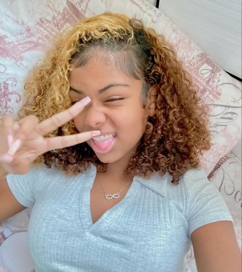 Dyed Curly Hair, Hair Dye Ideas, Girl Hair Colors, Curly Hair Videos, Cute Curly Hairstyles, Dyed Hair Inspiration, Girls Natural Hairstyles, Cute Box Braids Hairstyles, Dyed Natural Hair