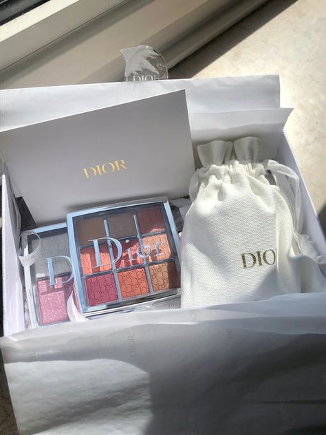 Makeup Gift Ideas Birthday, Makeup Gifts Basket, Dior Highlighter, Dior Gift, Dior Eyeshadow, Cute Travel Outfits, Kylie Jenner Look, Luminous Silk Foundation, Cute Birthday Ideas