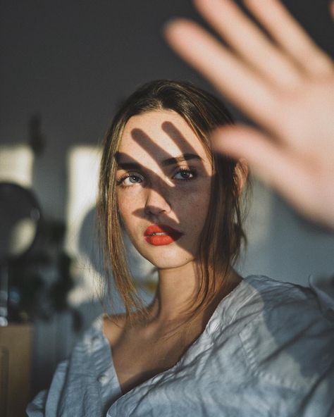 Female Portrait Poses, Self Photography, Studio Portrait Photography, Studio Photography Poses, Photographie Portrait Inspiration, Photography Inspiration Portrait, Portrait Photography Women, Self Portrait Photography, Self Portrait Poses