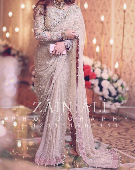 Pakistani Saree Designs Wedding, Sari Look For Wedding, Sarries Design, Designer Sarees Wedding Receptions, Pakistani Bridal Saree, Fancy Sarees Wedding Reception, Pakistani Wedding Saree, Bridal Dresses 2022, Pakistani Saree