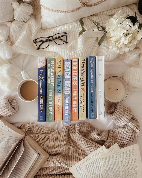 Book Pics Instagram, Cozy Bookstagram, Book Lover Aesthetic, Book Photography Ideas, Book Annotation Tips, Book Flatlay, People We Meet On Vacation, Book Photography Instagram, The Love Hypothesis