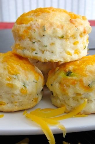 Cheese And Chive Scones, Chive Scones, Savory Scones Recipe, Biscuits Homemade, Cheese Scone Recipes, Southern Buttermilk Biscuits, Chives Recipe, English Scones, Scones Recipe Easy