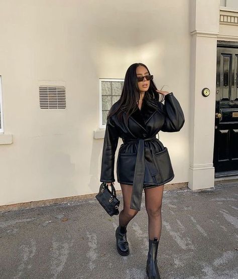 black leather jacket woman Fancy Outfit, Black Angel, Ig Feed, Wardrobe Inspiration, Looks Black, Mode Ootd, Modieuze Outfits, Elegantes Outfit, Outfit Inspo Fall