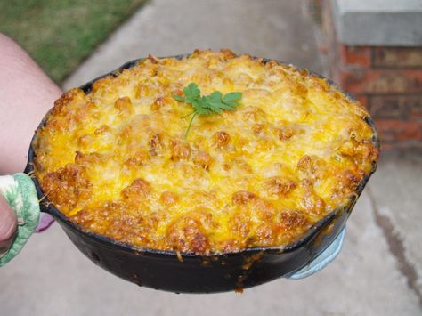 Tamale Pie. Love a one pot or one skillet meal? This is the one with just a little kick that your whole family will love asking for again and again! Irish Pie, Shepards Pie Recipe, Creuset Recipes, Braised Meat, Tamale Pie Recipe, Sausage And Mash, Shepards Pie, Mediterranean Meals, Tamale Pie