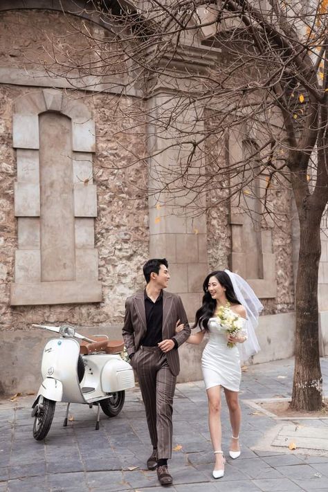 Vespa Prewedding Photo Ideas, Young Couples Photography, City Hall Wedding Photos, Pose Couple, Prenup Ideas, Vintage Engagement Photos, Dream Salon, Pre Wedding Photoshoot Props, Prewedding Outdoor