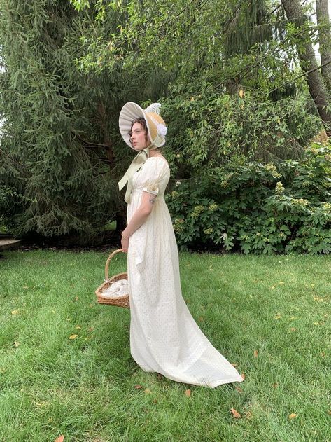 Regency look with picnic basket, cream cotton voile with gold embroidery, puff sleeves, empire waist, day dress. Inspired by fashion plates from the early 19th century (1800-1815). Tutorial for the straw bonnet is on my page! Regency Picnic, Regency Aesthetic, 1800's Dress, 1920 Dress, Regency Gown, Regency Era Fashion, Regency Fashion, 19th Century Fashion, Regency Era