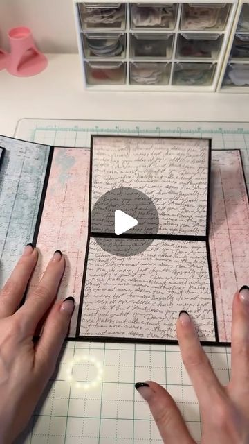 Scrapbook Mini Albums Tutorial, Paper Hacks, Diy Mini Album, Album Tutorial, Mini Album Tutorial, Scrapbook Tutorial, Scrap Album, Scrapbooking Techniques, Album Scrapbooking