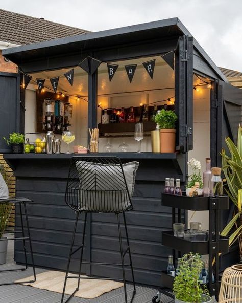 Shed Bar Ideas, Bar Outdoor Design, Mini Cafeteria, Garden Bar Ideas, Garden Bar Shed, Outdoor Garden Bar, Bar Shed, Outside Bars, Bar Exterior