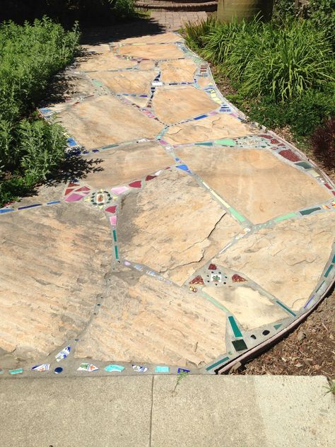 mosaic between flagstone Mosaic Stone Walkway, Mosaic Between Flagstone, Mosaic Patio Floor Diy, Garden Pathway Ideas Walking Paths, Garden Pathway Ideas, Mosaic Walkway, Pathway Ideas, Stone Garden Paths, Mosaic Garden Art