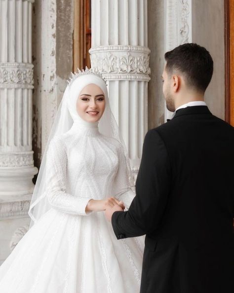 Hijabi Wedding Dress, Muslim Wedding Dress Hijab Bride, Wedding Dress Hijab, Pose Pengantin, Hijabi Wedding, Wedding Hijab Styles, Baju Kahwin, Hijabi Brides, Muslimah Wedding Dress