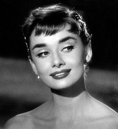 Sabrina 1954, Aubrey Hepburn, Audrey Hepburn Photos, 얼굴 드로잉, Audrey Hepburn Style, Hepburn Style, Actrices Hollywood, Old Hollywood Glamour, Iconic Women