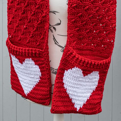 Want a cute crochet scarf pattern with pockets? This one is gorgeous! - Sunflower Cottage Crochet Crochet Scarf Christmas, Crochet C2c Scarf, Cute Crochet Scarf Ideas, Simple Scarf Crochet Pattern Free, Kids Scarf Crochet Pattern, Childrens Scarf Pattern, Crochet Scarf For Kids, Crochet Selling, Christmas Scarf Pattern