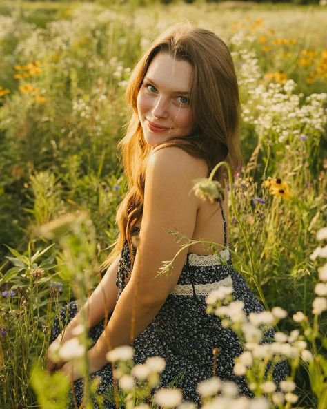 We’re loving these glowy golden hour shots by @kariclairephotography 🌞✨💐 ⠀⠀⠀⠀⠀⠀⠀⠀⠀ If you’re looking for posing inspo before your next senior photoshoot, browse our graduation category on the app! ⠀⠀⠀⠀⠀⠀⠀⠀⠀ key words - senior, senior pictures, class of 2025, 2025 senior, documentary, storytelling, photographer, storytelling photography Senior Photos Wildflowers, Twin Senior Pictures, Wildflower Photoshoot, Pretty Senior Pictures, Field Senior Pictures, Cute Senior Pictures, Senior Photoshoot Poses, Unique Senior Pictures, Field Photoshoot