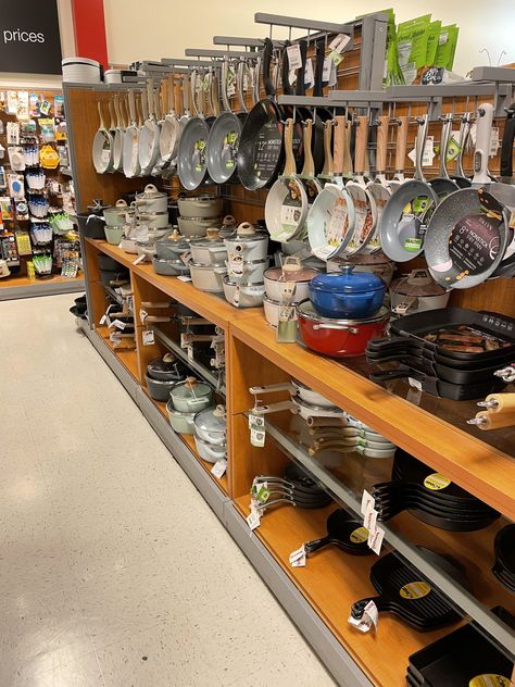 Crockery Shop Interior Design, Kitchen Store Display, Supermarket Design Ideas, Cookware Display, Supermarket Design Interior, Kitchen Supply Store, Store Shelves Design, Housewares Store, Shoe Rack Living Room