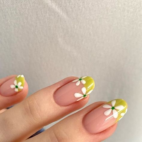 Mckinnly Yadon | UT Nail Tech | Educator on Instagram: "we are ready for spring over here🌱  the last few days have been so gloomy but the little peeks of sun make my heart happy!   you know what else makes my heart happy???  SPRING FORWARD IN 2 weeks from Sunday🥹  loving this spring nail Inspo from @phoebesummernails   @polishedpinkiespro  Trinity SW1 Luxio Flair Akzentz Gel Play Green  @magpiebeautyusa  Arty Gel White  #springnails #frenchtipnails #daisynails #nailinspo #boycottboringnails #naildesigns #nailart #utahnails #utahcountynails" Sun Nails, Art Deco Nails, Beauty Nails Design, Daisy Nails, Simple Acrylic Nails, Spring Forward, Cute Gel Nails, Pretty Nail Art, Spring Nail