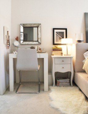 Contemporary vanity table Casa Vintage, Mirror On The Wall, Apartment Life, Diy Desk, Small Room, My New Room, Apartment Living, Small Apartments, New Room