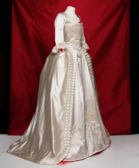 1700s Wedding Dress, 18th Century Wedding Dress, 18th Century Ball Gown, Outlander Wedding Dress, 1700 Dress, Historical Wedding Dresses, Pearls Embroidery, Fantasy Au, Rococo Dress