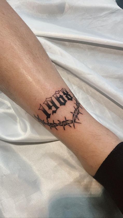 Barbed Wire Name Tattoo, Tattoo Wire Barbed, Traditional Tattoos Numbers, American Traditional Numbers Tattoo, Barbwire Ankle Tattoo, Barb Wire Leg Tattoo, Barbed Wire Bracelet Tattoo, Leg Number Tattoo, Barbed Wire Ankle Tattoo