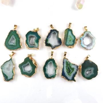 Resin Art Canvas, Geode Jewelry, Resin Creations, Resin Jewelry Diy, Druzy Jewelry, Beaded Necklace Designs, Jewelry Making Kits, Gold Caps, Pendant Gold