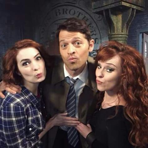 Charlie,Cas & Rowena..a ginger sandwich... Emmanuelle Vaugier, Ruth Connell, Felicia Day, Bobby Singer, Mark Sheppard, Supernatural Tv Show, Winchester Boys, Supernatural Memes, Jeffrey Dean Morgan