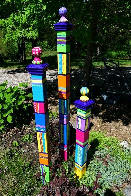 Dishfunctional Designs: The Upcycled Garden: Garden Totems Diy Totem, Garden Totem, Art Pole, Garden Totems, Garden Poles, Upcycle Garden, Lawn Art, Garden Posts, Dry Creek