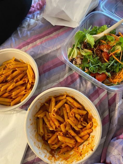 Friends idea for things to do eating pasta on the bed in a rainy day Eating Pasta, With Friends Aesthetic, Pasta Party, Party With Friends, Friends Aesthetic, Aesthetic Photo, At Home, Pasta, With Friends