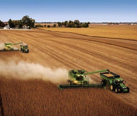 John Deere Pictures, Agriculture Photography, John Deere Tractors Farms, John Deere Combine, Tractor Pictures, Big Tractors, Modern Agriculture, Farm Business, John Deere Equipment