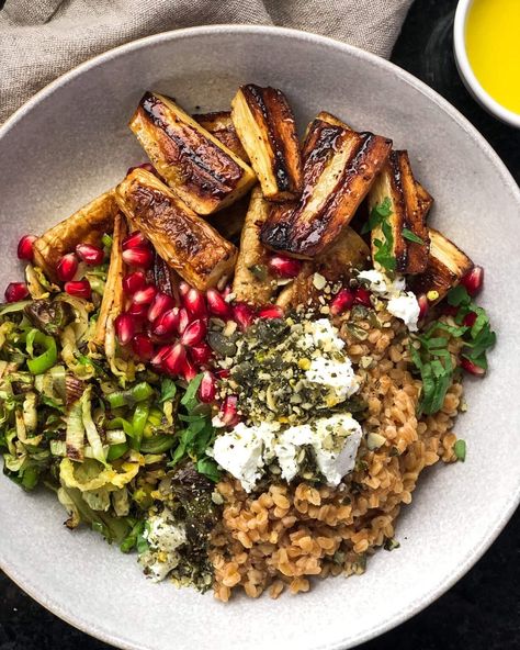 Honey Roasted Parsnip Spelt Grain Bowl - Savoured Kitchen Winter Fruits And Vegetables, Honey Roasted Parsnips, Winter Produce, Vegetarian Bowls, Roasted Parsnips, Grain Bowls, Shredded Brussel Sprouts, Winter Fruit, Healthy Grains