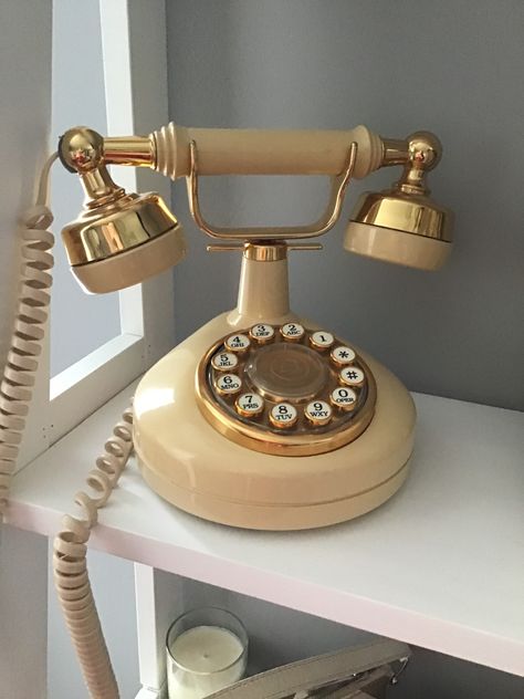 Antique Phone, Telephone Vintage, Retro Gadgets, Vintage Phones, Vintage Telephone, Cute Room Decor, Retro Aesthetic, Dream House Decor, Aesthetic Vintage