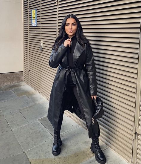 Leather Black Trench Coat Outfit, Outfit Trench Cuir Noir, Long Leather Trench Coat Outfit, Trench Cuir Outfit, Long Leather Coat Outfit, Black Leather Coat Outfit, Black Leather Trench Coat Outfit, Faux Leather Jacket Outfit, Petite Girl Outfits