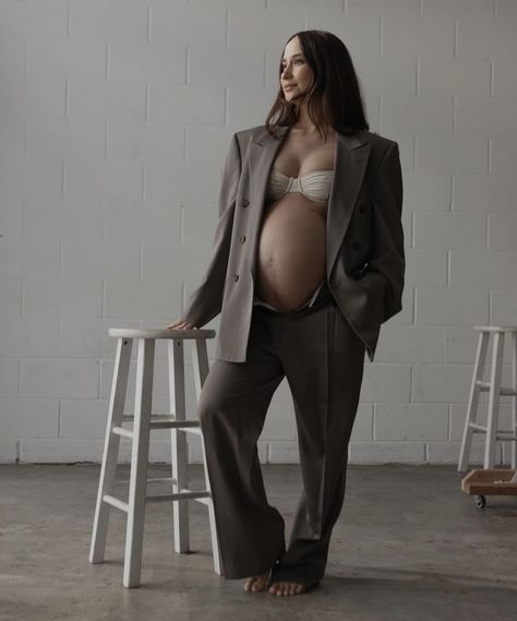 Blazer Maternity Shoot, Business Suit Maternity Shoot, Pant Suit Maternity Shoot, Blazer Maternity Photoshoot, Studio Maternity Shoot Calvin Klein, Calvin Klein Maternity Shoot, Modern Maternity Shoot Studio, White Blazer, Black Blazer