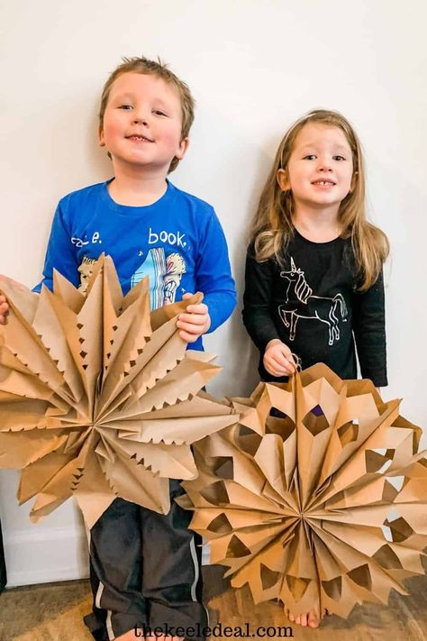 How to Make Brown Paper Bag Snowflakes - The Keele Deal Brown Paper Bag Christmas Crafts, Brown Paper Bag Snowflakes, Brown Paper Bag Crafts, Snowflakes For Kids, Paper Bag Snowflakes, Paper Bag Decoration, Bag Snowflakes, Christmas Paper Chains, Easy Winter Crafts