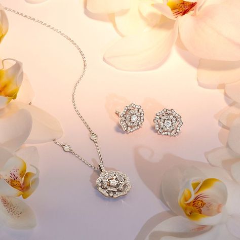 Garrard Tudor Rose Collection Heartfelt Thanks, Lotus Jewelry, Tudor Rose, Jewellery Gifts, Luxury Jewellery, Rose Necklace, Rose Gold Jewelry, Pendant Earrings, Diamond Pendant