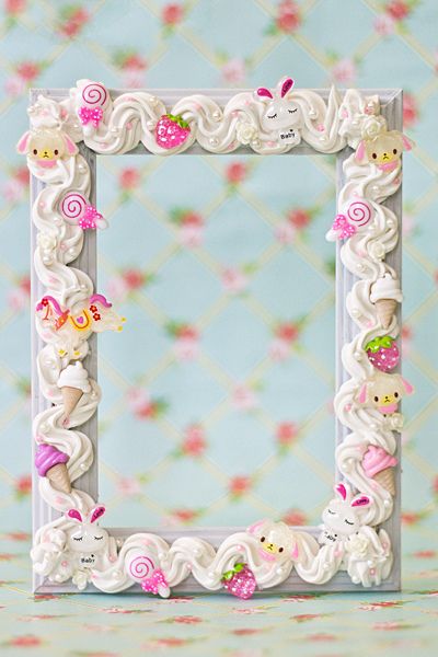 Decoden photo frame ♥ Decoden Art, Diy Wall Artwork, Decoden Ideas, Pc Decoration, Decoden Diy, Decoden Case, Kawaii Charms, Cream Glue, Arts And Crafts For Teens