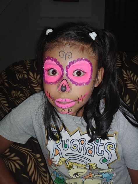 Maquillaje de catrina para niña, en tonos rosas. Halloween 2024, Color Rosa, Dia De Muertos, Maquillaje De Ojos, Ariel, Face Paint, Carnival Face Paint, Halloween, Disney