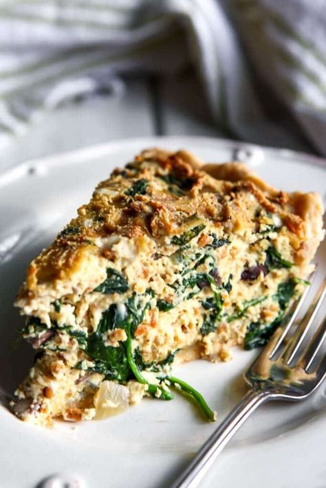 Classic Quiche Lorraine, Best Quiche, Classic Quiche, Quiche Vegan, Vegan Bacon Bits, Vegan Brunch Recipes, Vegan Quiche, Delicious Quiche, Vegan Brunch