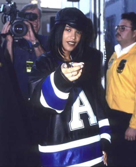 Aaliyah Style 90s, Hiphop Street Style, 90s Hip Hop Outfits, 2000s Hip Hop Fashion, Aaliyah Dana Haughton, Aaliyah Outfits, Black 90s Fashion, Aaliyah Hair, Looks Hip Hop