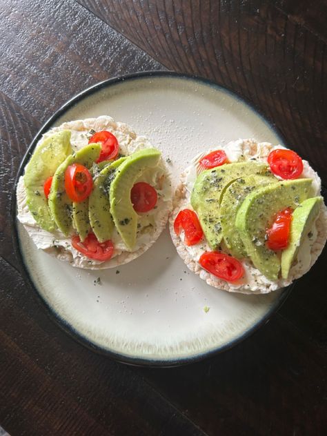 Cakes With Cream Cheese, Almond Daughter, Easy Healthy Lunches, Avocado Tomato, Cake With Cream Cheese, Grape Tomatoes, Rice Cakes, Healthy Lunch, Aesthetic Food