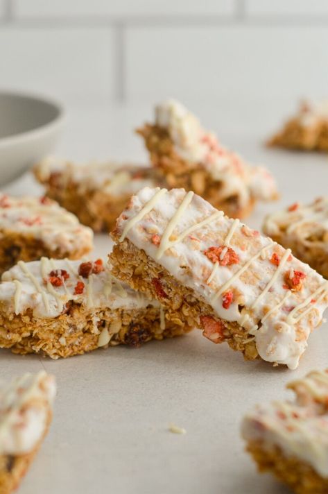 Stacks of granola yogurt bars with white chocolate drizzle. Yogurt Coating Recipe, Bake Granola Bars, No Bake Granola, Nut Free Granola, Yogurt Bars, Peanut Butter Rice Krispies, White Chocolate Drizzle, No Bake Granola Bars, Healthy Granola Bars