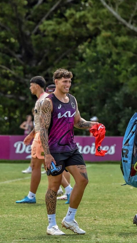 Hot Australian Men, Jordan Riki Tattoo, Jordan Riki Wallpaper Aesthetic, Jordan Riki And Reece Walsh, Jordon Riki, Hot Islander Men, Rugby Body, Nrl Broncos, Jordan Riki